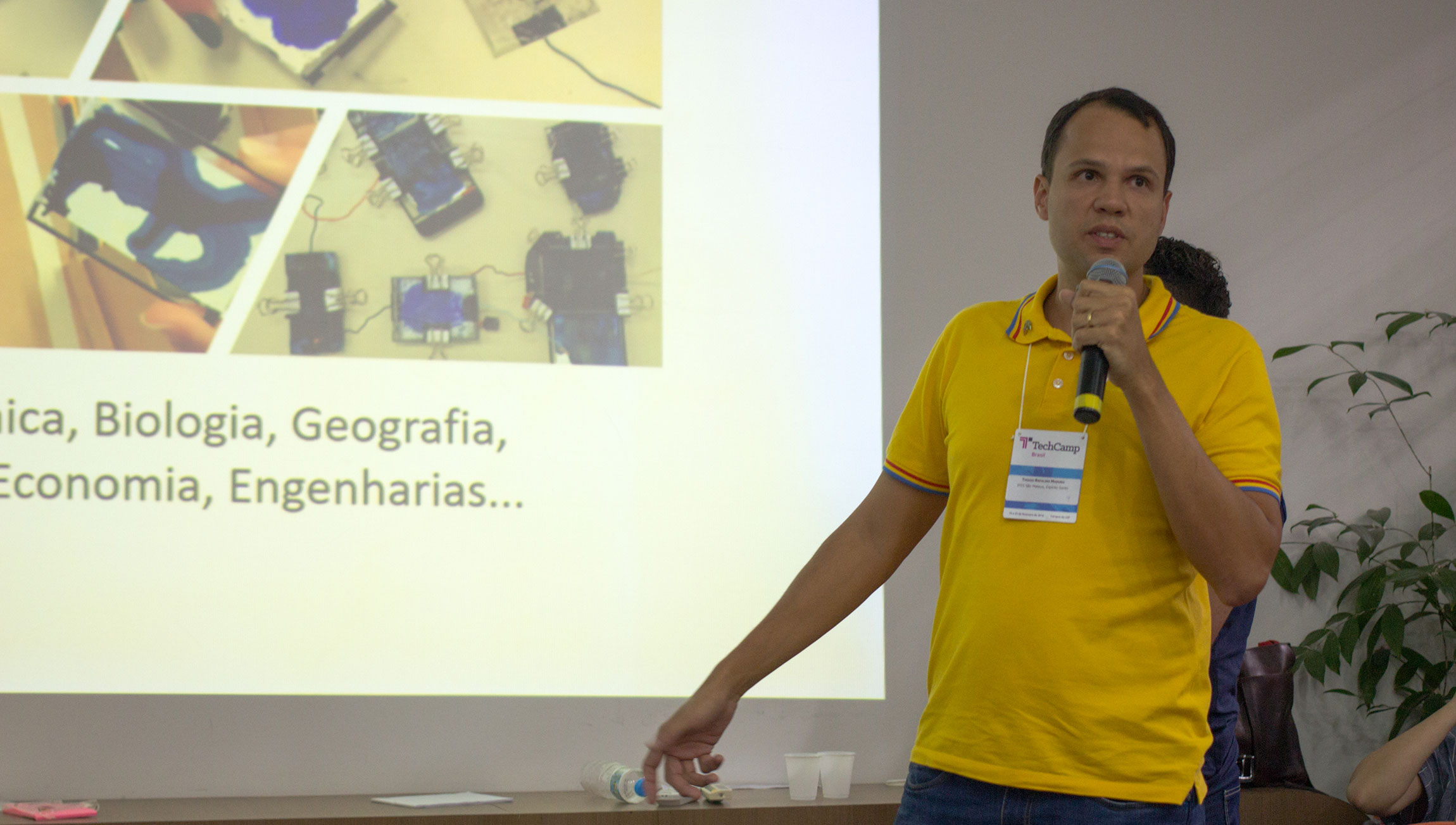 Professor Thiago Maduro em apresentação na USP