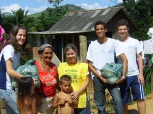 Alunos de Aracruz entregam doações