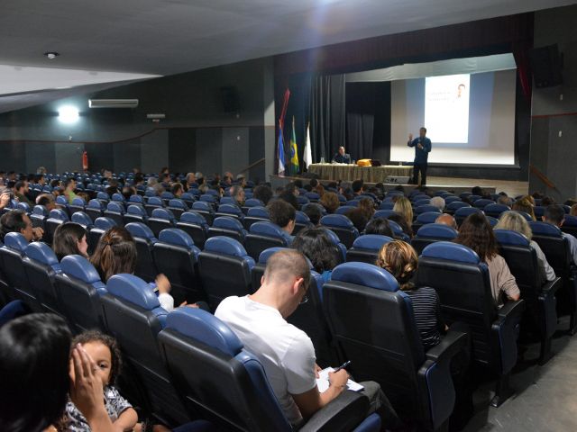 Jornalista André Trigueiro lança livro no Campus Vitória