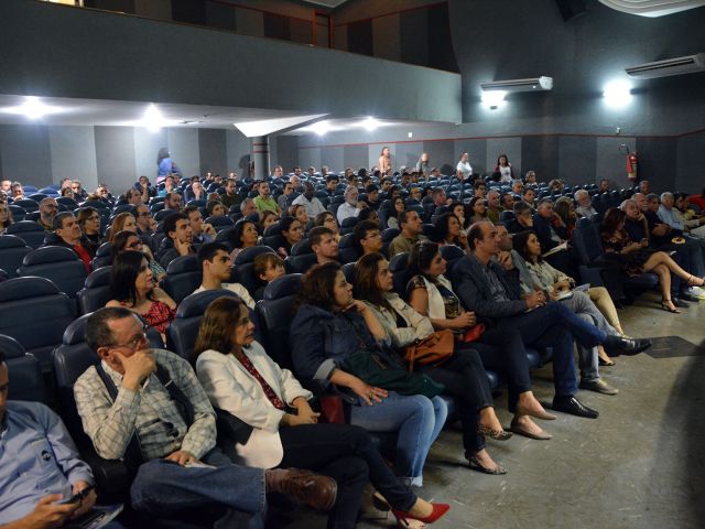 Jornalista André Trigueiro lança livro no Campus Vitória