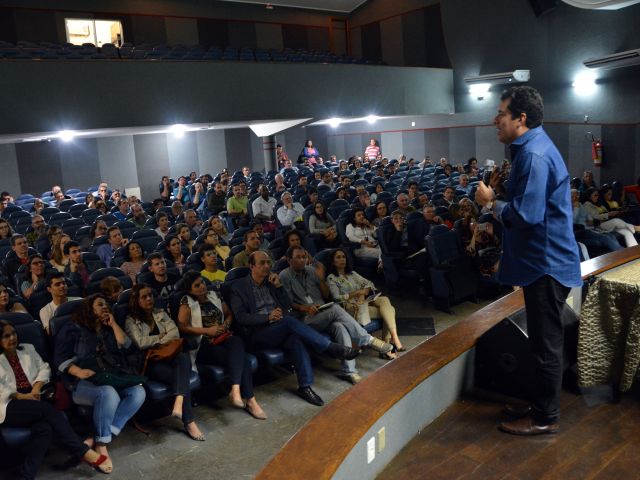 Jornalista André Trigueiro lança livro no Campus Vitória