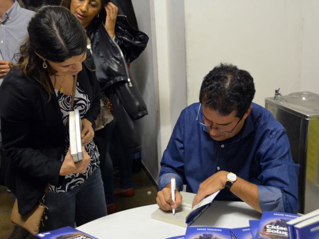 Jornalista André Trigueiro lança livro no Campus Vitória