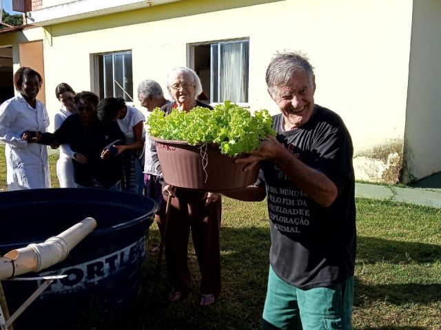 Projeto de extensão do Campus de Alegre leva peixes e hortaliças para idosos de Jerônimo Monteiro