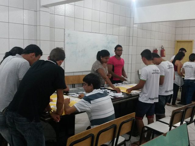 Alunos do Campus Barra de São Francisco realizam aula prática na disciplina de Marketing