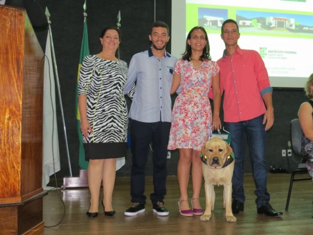 Campus de Alegre forma 1ª turma de treinadores de cães-guia e realiza entrega de cão