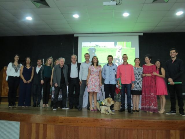 Campus de Alegre forma 1ª turma de treinadores de cães-guia e realiza entrega de cão