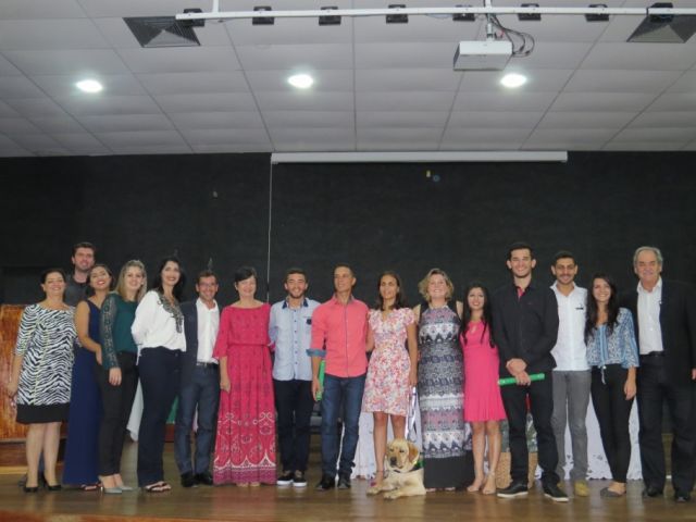 Campus de Alegre forma 1ª turma de treinadores de cães-guia e realiza entrega de cão