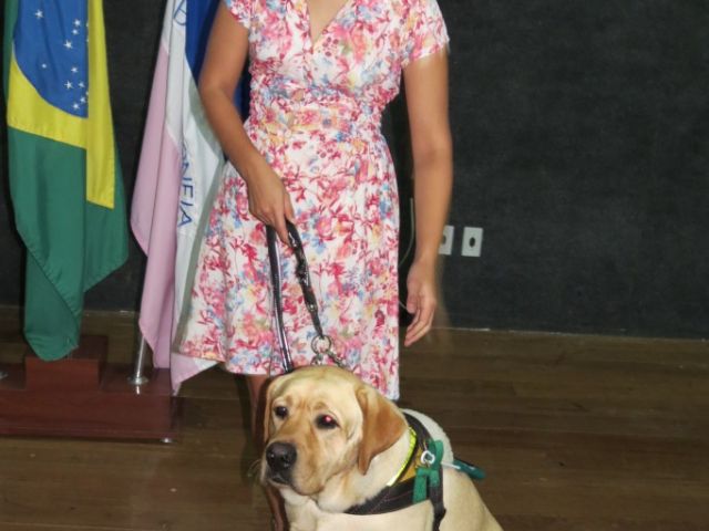 Campus de Alegre forma 1ª turma de treinadores de cães-guia e realiza entrega de cão