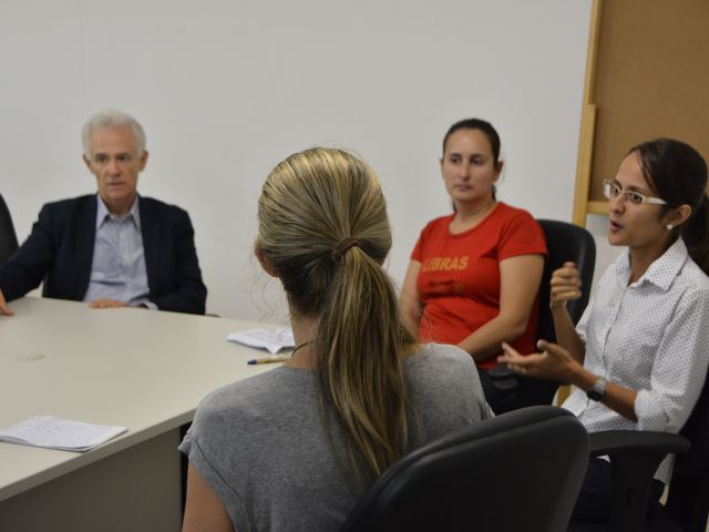 Representantes da Comunidade Surda discutem demandas com o reitor do Ifes