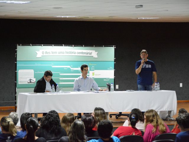 Confira fotos e vídeo do último debate entre candidatos a reitor