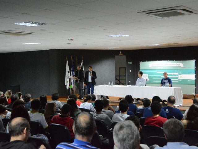 Confira fotos e vídeo do último debate entre candidatos a reitor