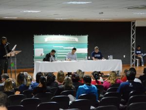 Confira fotos e vídeo do último debate entre candidatos a reitor