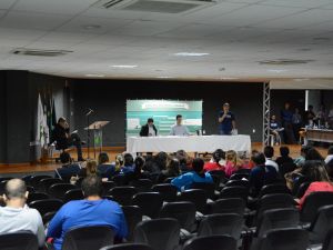 Confira fotos e vídeo do último debate entre candidatos a reitor