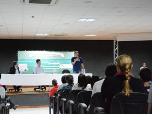 Confira fotos e vídeo do último debate entre candidatos a reitor