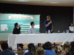 Confira fotos e vídeo do último debate entre candidatos a reitor