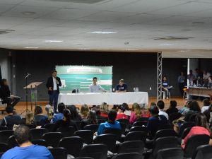 Confira fotos e vídeo do último debate entre candidatos a reitor