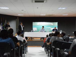 Confira fotos e vídeo do último debate entre candidatos a reitor