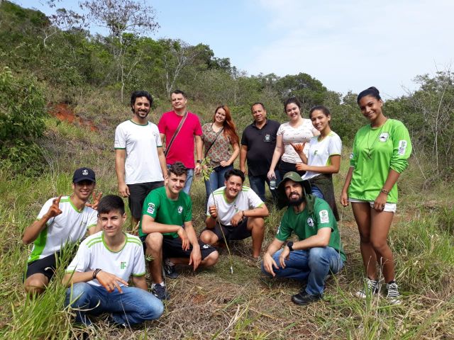 Rede de Educadores Ambientais do Ifes promove mutirão de plantio de árvores