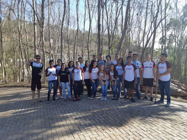 Rede de Educadores Ambientais do Ifes promove mutirão de plantio de árvores