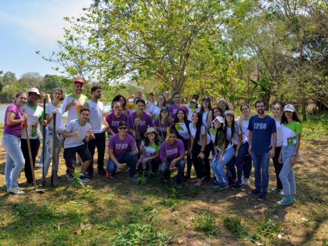 Rede de Educadores Ambientais do Ifes promove mutirão de plantio de árvores