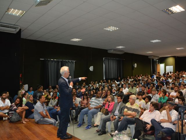 Servidores e alunos discutem situação política do país e repercussão no Ifes