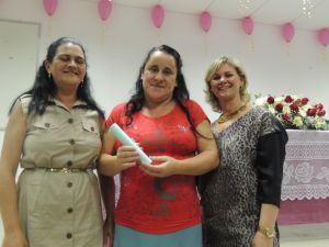 aluna recebendo certificado