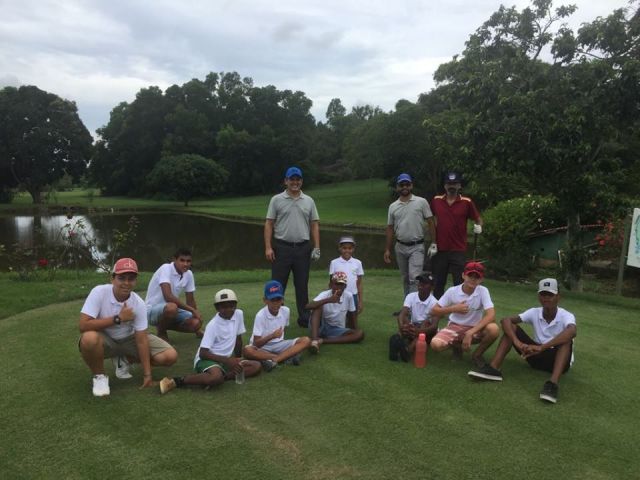 Estudantes do projeto Cultura Golfística passam o dia em clube