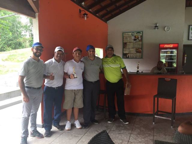 Estudantes do projeto Cultura Golfística passam o dia em clube