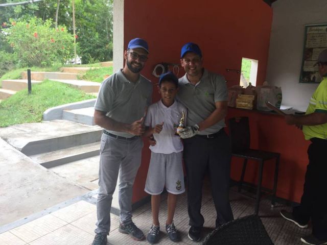 Estudantes do projeto Cultura Golfística passam o dia em clube