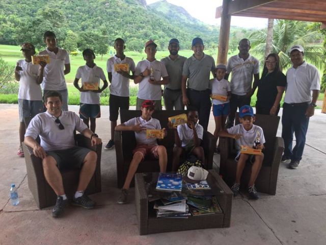 Estudantes do projeto Cultura Golfística passam o dia em clube