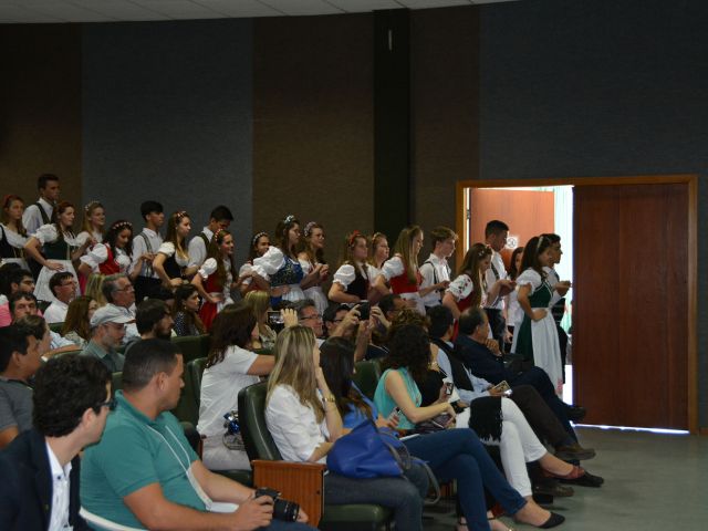 Palestra sobre cafeicultura colombiana e dança pomerana marcam a manhã do segundo dia da JIC