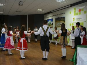 Palestra sobre cafeicultura colombiana e dança pomerana marcam a manhã do segundo dia da JIC