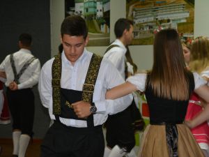 Palestra sobre cafeicultura colombiana e dança pomerana marcam a manhã do segundo dia da JIC