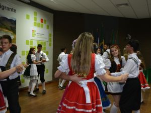 Palestra sobre cafeicultura colombiana e dança pomerana marcam a manhã do segundo dia da JIC