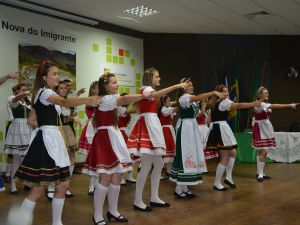 Palestra sobre cafeicultura colombiana e dança pomerana marcam a manhã do segundo dia da JIC