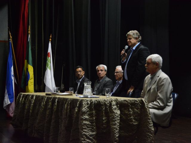 Cerimônia de posse dos novos diretores-gerais lota Teatro do Campus Vitória