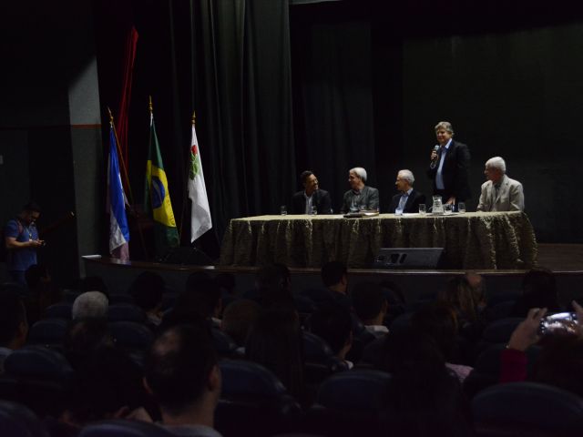 Cerimônia de posse dos novos diretores-gerais lota Teatro do Campus Vitória