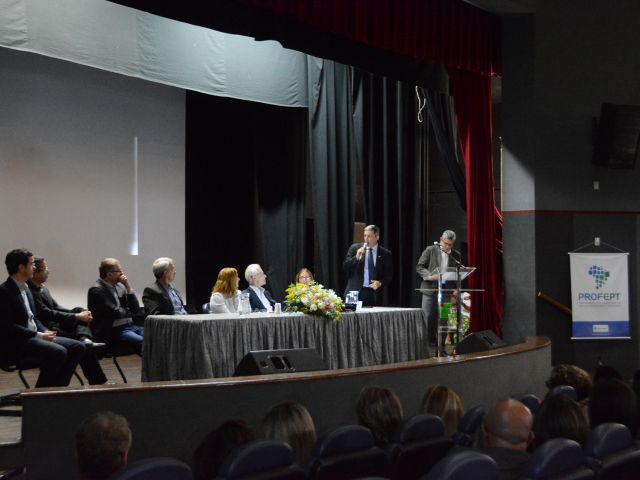 Teatro do Campus Vitória recebe aula inaugural do ProfEPT