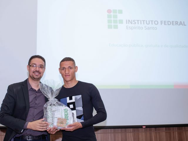 Campus Nova Venécia homenageia o jogador Richarlison