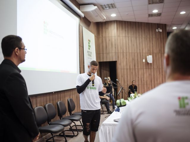 Campus Nova Venécia homenageia o jogador Richarlison