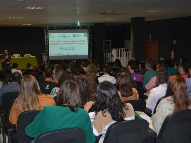 Servidores do Ifes discutem sobre Ensino Médio Integrado em evento no Campus Cariacica