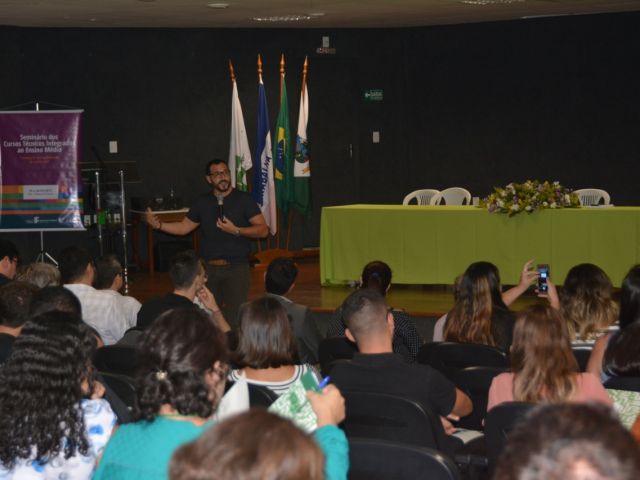 Servidores do Ifes discutem sobre Ensino Médio Integrado em evento no Campus Cariacica