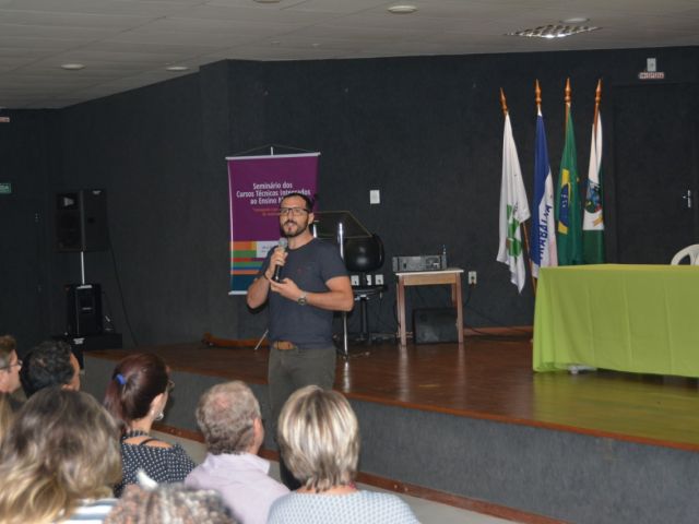 Servidores do Ifes discutem sobre Ensino Médio Integrado em evento no Campus Cariacica