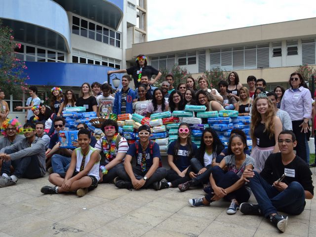 Alunos e servidores do Campus Serra levam doações para hospital