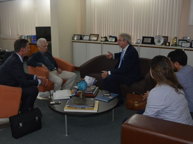 Representantes de universidade alemã voltada para a inovação visitam o Ifes