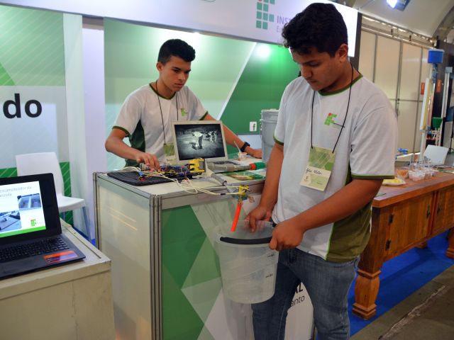 Alunos e professores apresentam produtos e protótipos no TecnoAgro