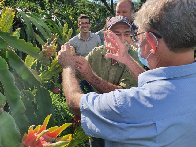 Reitor do Ifes visita Laranja da Terra