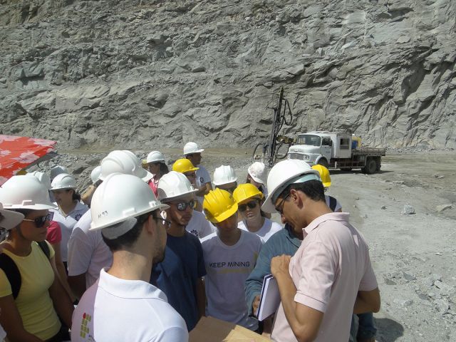 Alunos do Campus Cachoeiro conhecem pedreira em visita técnica