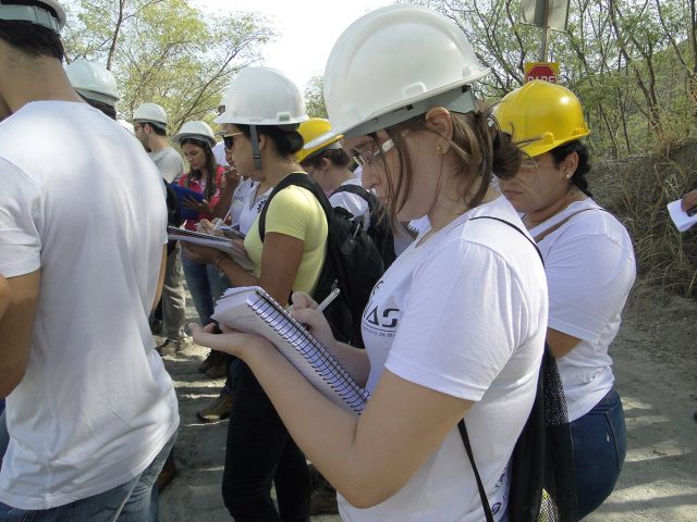 Alunos do Campus Cachoeiro conhecem pedreira em visita técnica