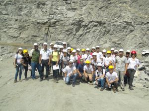 2016 - Alunos do Campus Cachoeiro conhecem pedreira em visita técnica